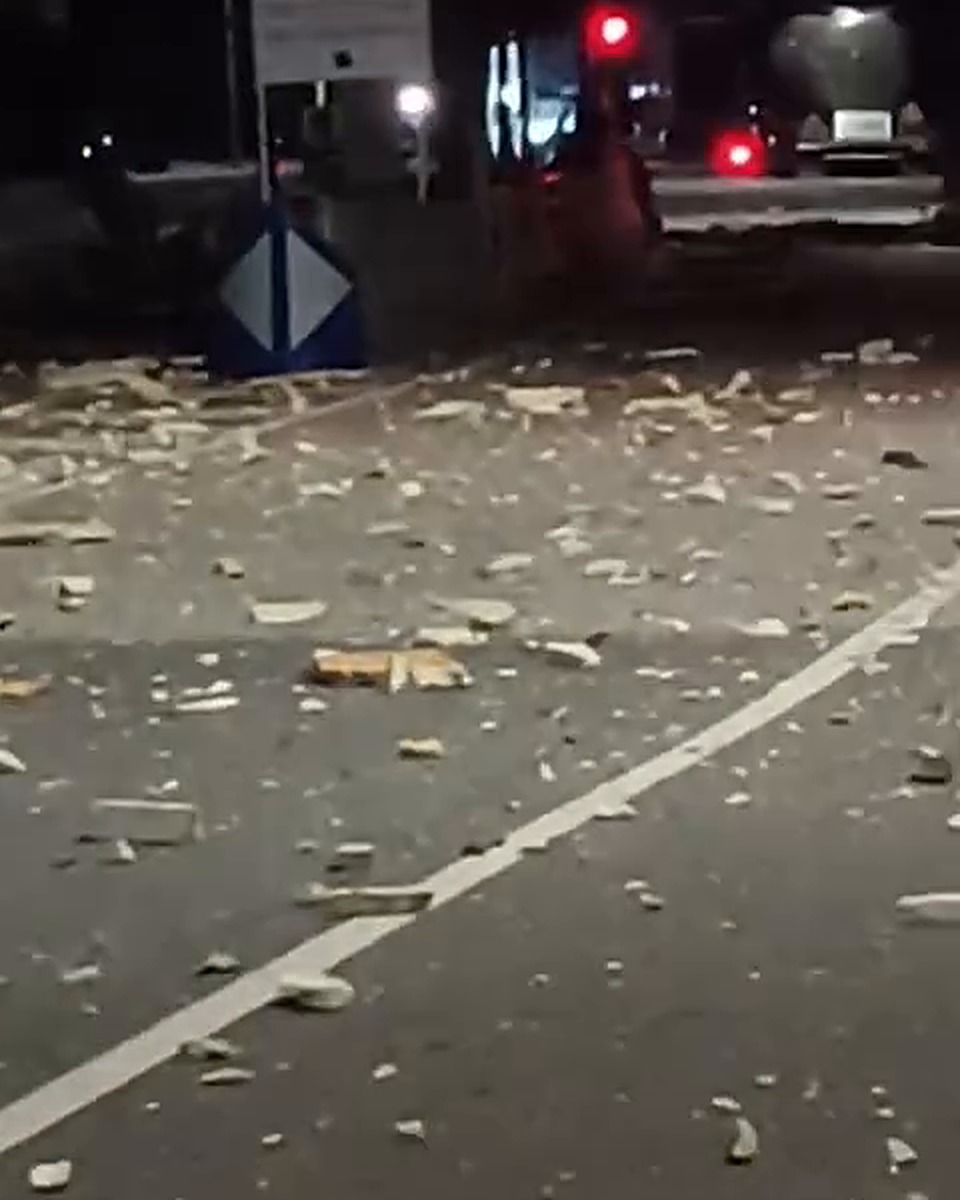Escombros de la estructura del peaje esparcidos sobre la vía entre Villanueva y Monterrey