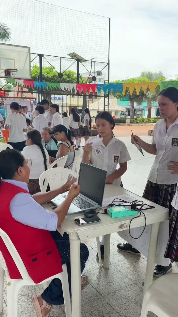Estudiantes consultan a una funcionaria en la feria de servicios en San Luis de Gaceno