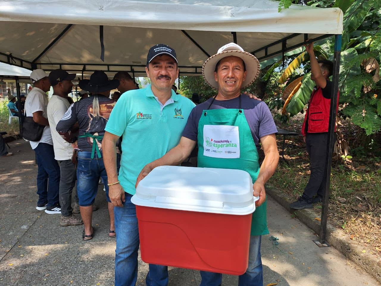 Productor con una nevera en la Fiesta del Campo y la Cosecha de Aguaclara