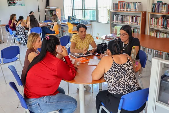 Formación en prevención de conflictos en San Luis de Gaceno: asistentes reunidas alrededor de una mesa con documentos