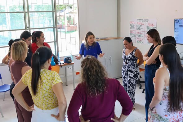 Asistentes de pie en un ejercicio en grupo de la formación en prevención de conflictos en San Luis de Gaceno