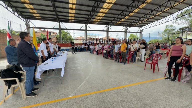 Predial en Garagoa: asistentes y mesa principal de la reunión con el IGAC en un coliseo del municipio