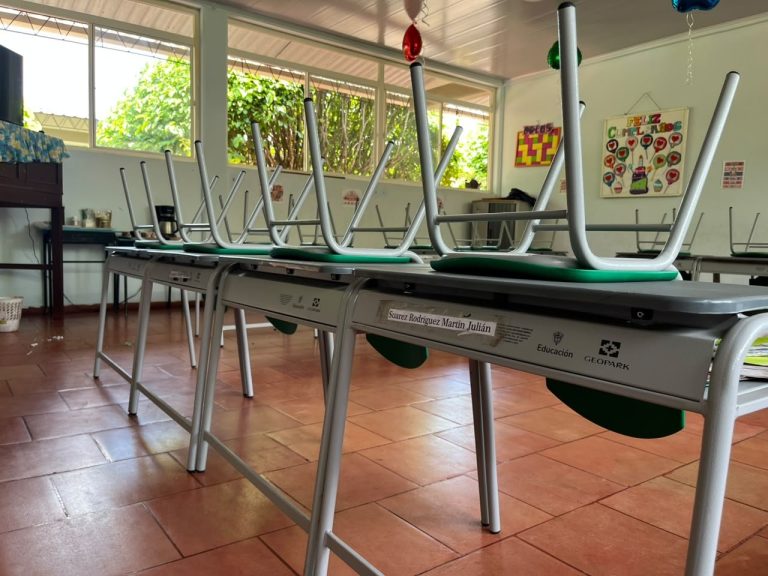 Pupitres nuevos de la dotación escolar en Monterrey y Sabanalarga, en un salón de clases