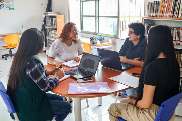 Funcionarias reunidas con computadores portátiles en la asesoría de la plataforma SUINCB en San Luis de Gaceno