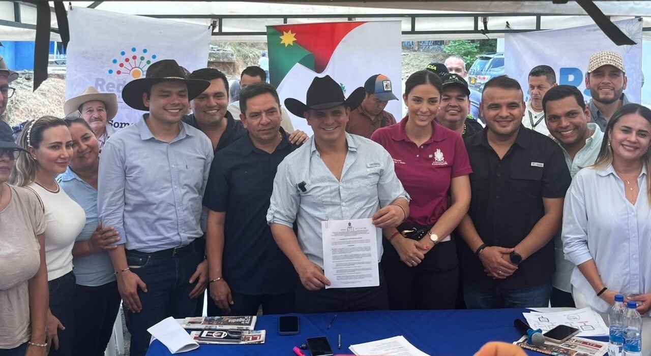 Firma de la adición para terminar el Hospital de Villanueva, con el gobernador de Casanare y el alcalde