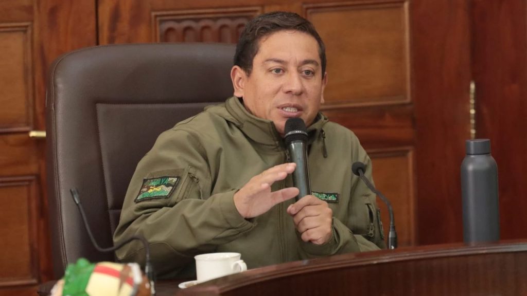 El gobernador de Boyacá, Carlos Amaya, con chaqueta verde, habla ante un micrófono sobre la seguridad en el Valle de Tenza