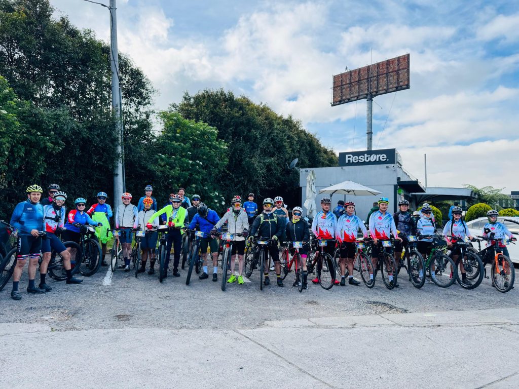 Ciclistas con sus bicicletas en la foto del anuncio del Gran Fondo Valle de Tenza 2026