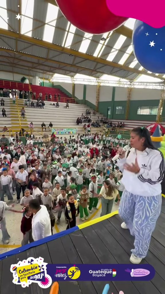 Niños bailan frente a la tarima en la celebración del Día de la Niñez en Guateque