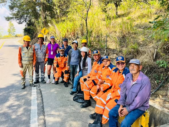 Operarios y Defensa Civil al borde de la carretera en la jornada de limpieza en Guateque
