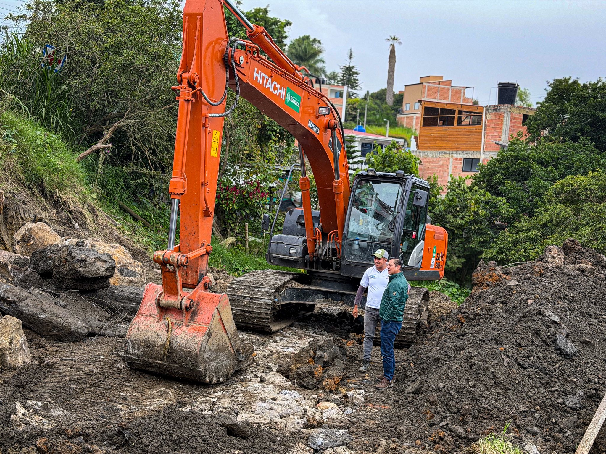 Excavadora junto a un talud de roca en Guateque, en el punto crítico de la vía a Sutatenza