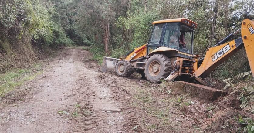 Retroexcavadora amplía el paso de la vía hacia Ubalá en la vereda Fonzaque Arriba de Guayatá