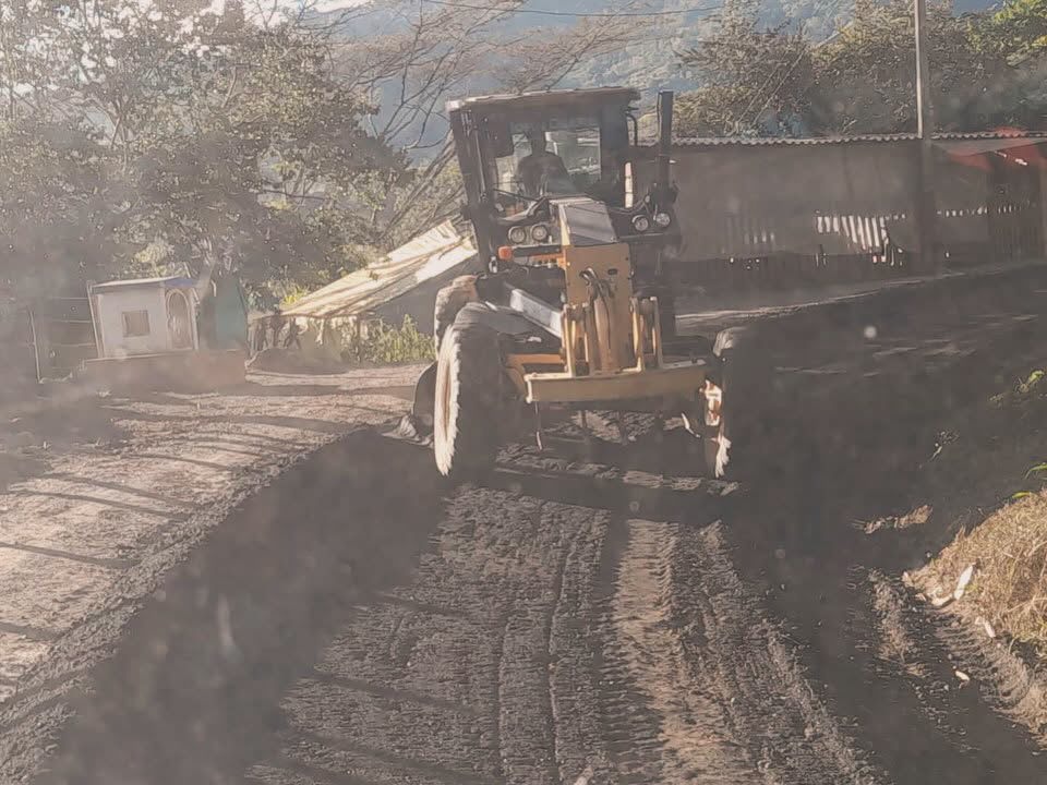 Maquinaria en la vía de las veredas Chitavita, en Guayatá, durante la jornada de mantenimiento