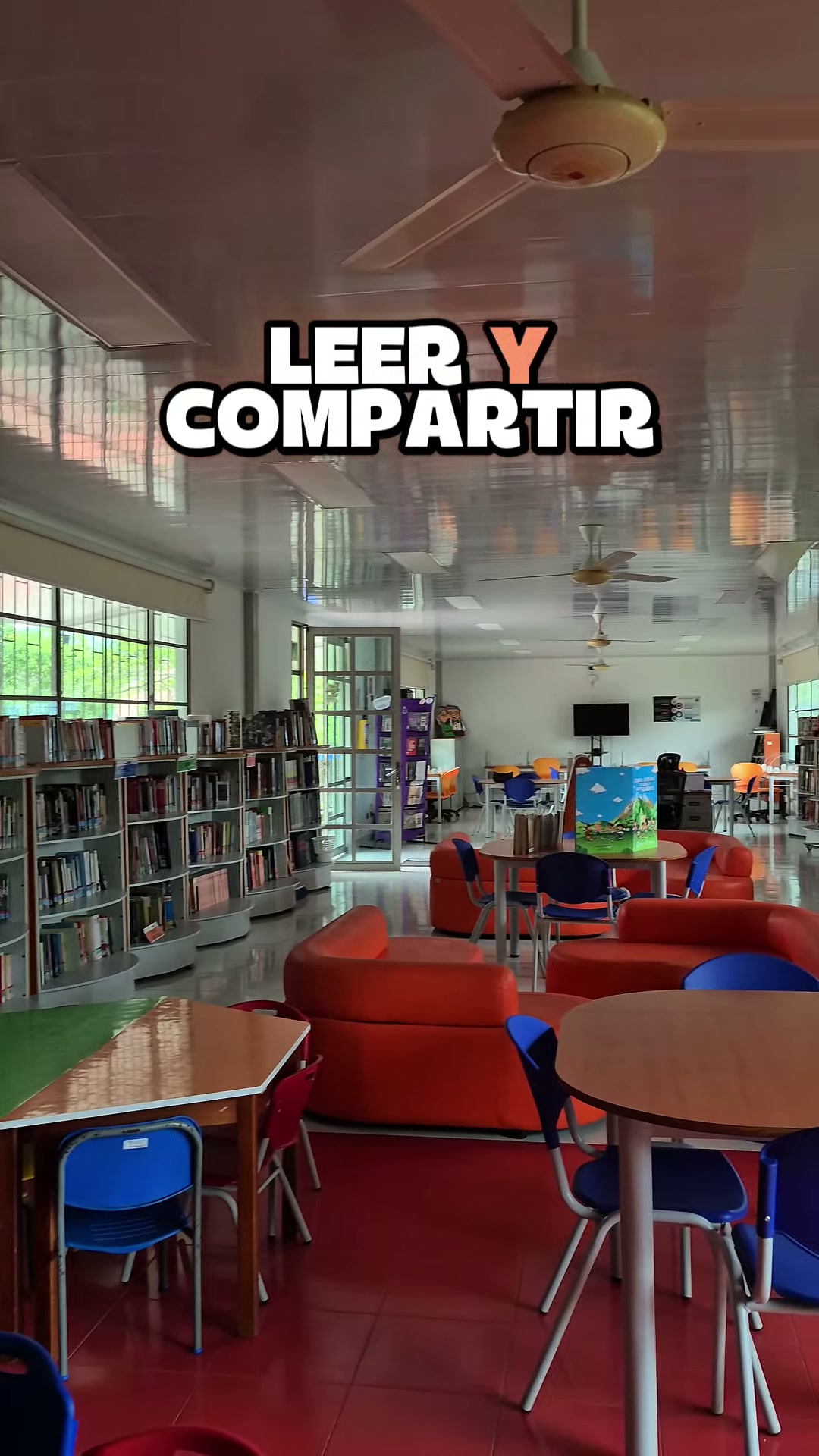 Sala de lectura de la Biblioteca Municipal de San Luis de Gaceno con mesas de colores, sofás naranjas y estanterías