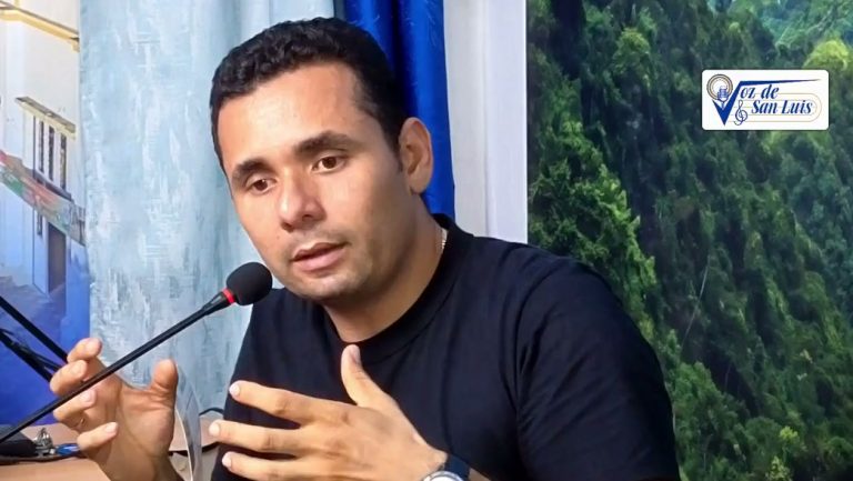 El personero de San Luis de Gaceno explica la indemnización a víctimas del conflicto ante el micrófono de La Voz de San Luis