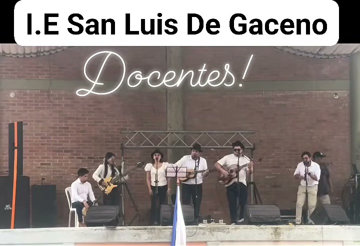 Docentes de Independientes del Ritmo en tarima, en el video de la IE San Luis de Gaceno