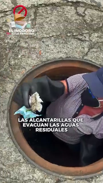 Operario saca residuos de una alcantarilla de aguas residuales en San Luis de Gaceno