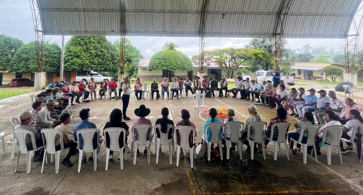 Habitantes de Santa Teresa sentados en círculo en la jornada de atención social de la Alcaldía de San Luis de Gaceno