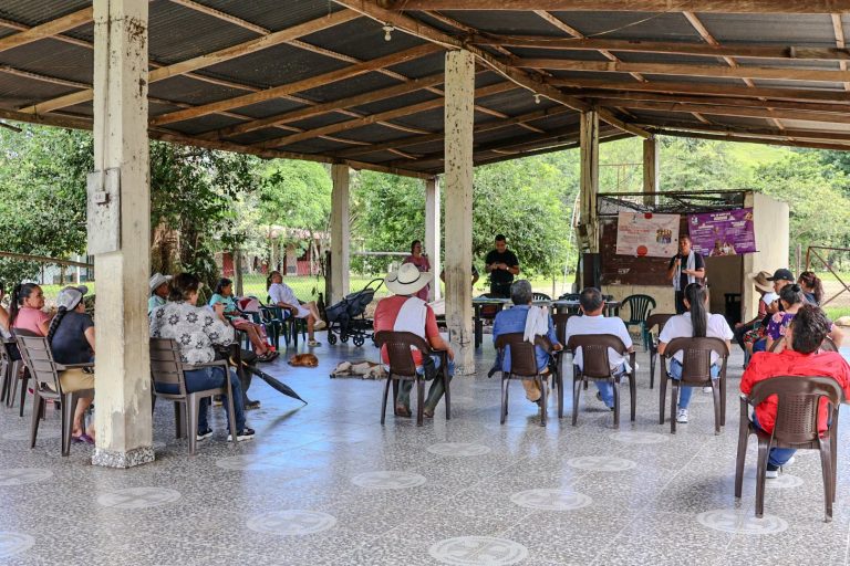 Habitantes del centro poblado de San Carlos, en San Luis de Gaceno, en la jornada de servicios bajo un kiosco