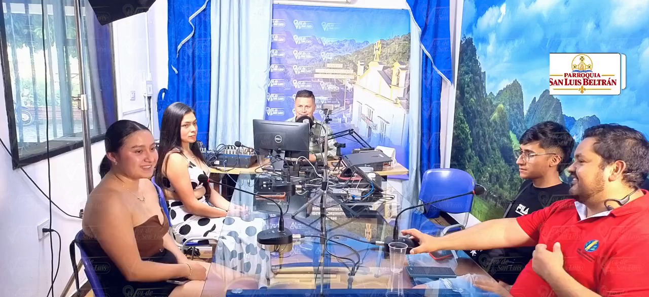 Tres estudiantes de Trabajo Social y el padre Mauricio, en los estudios de La Voz de San Luis