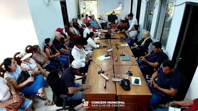 Ciudadanos y funcionarios alrededor de las mesas del Concejo de San Luis de Gaceno en la sesión con las juntas comunales