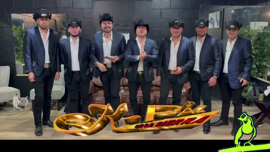 Los siete integrantes de K-Paz de la Sierra posan con sombrero vaquero y chaqueta azul