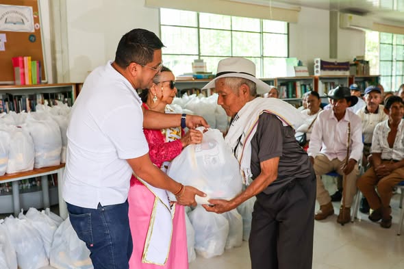 Entrega de kits de bienestar en San Luis de Gaceno: un adulto mayor recibe una bolsa de víveres