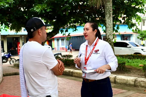 Asesora de la Cámara de Comercio de Tunja conversa con un comerciante en el parque de San Luis de Gaceno