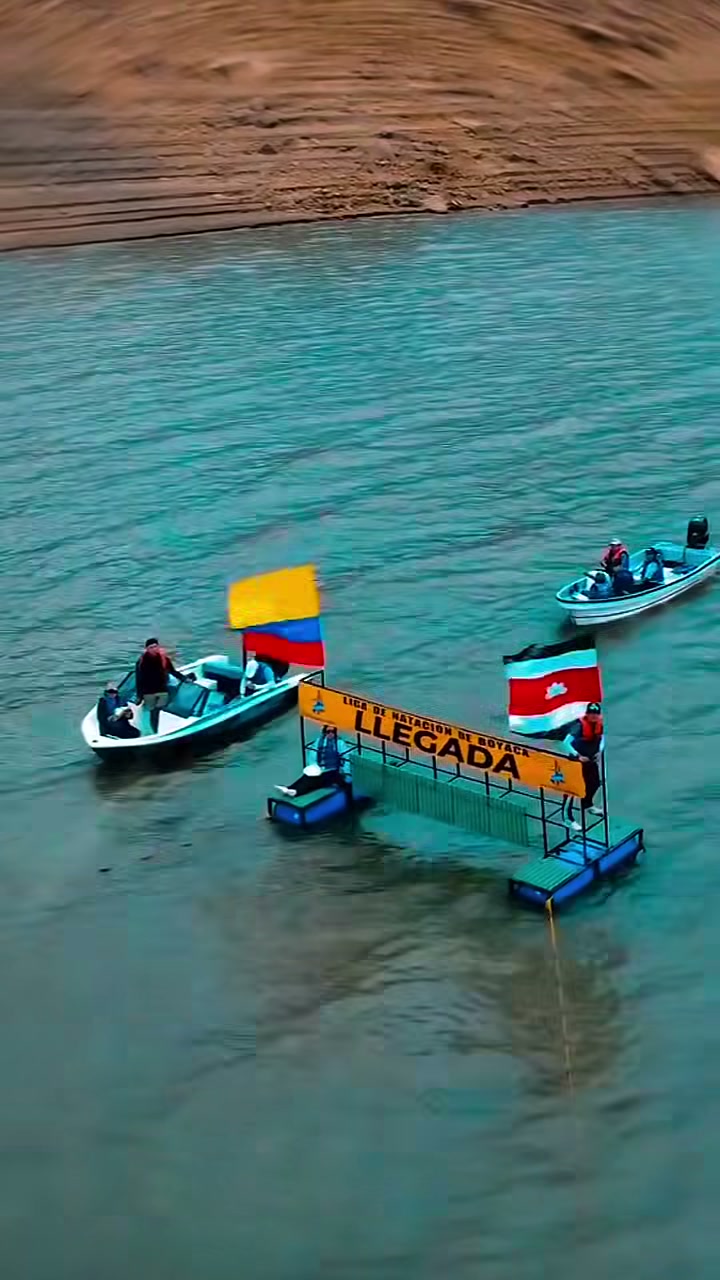 Plataforma de llegada de una competencia de aguas abiertas en el embalse La Esmeralda