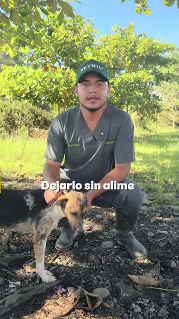 Hombre con uniforme de trabajo junto a un perro en el video contra el maltrato animal en San Luis de Gaceno