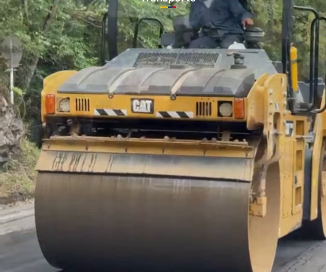 Compactadora en el mantenimiento de la Transversal del Sisga