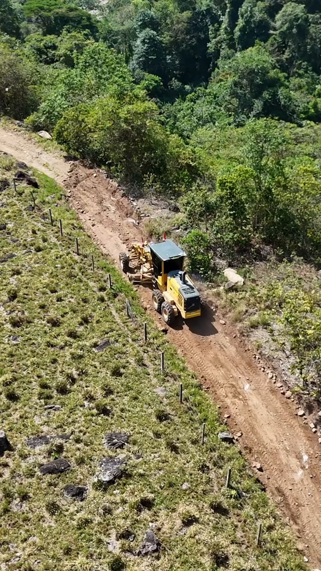 Vista desde lo alto de la motoniveladora en la vía de San Agustín del Chuy, San Luis de Gaceno