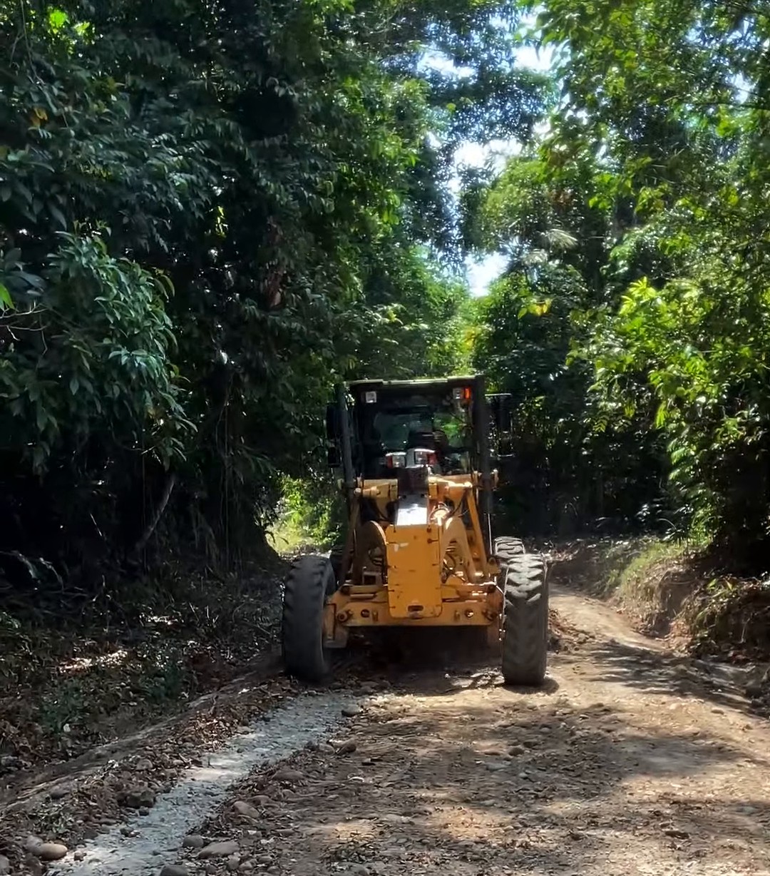 Motoniveladora de la Gobernación de Boyacá en el mantenimiento de vías en San Luis de Gaceno, vía a Horizontes