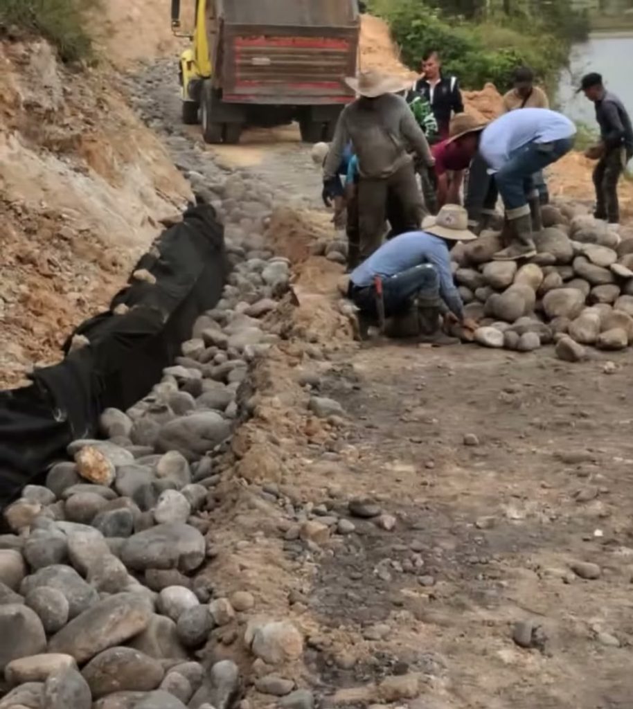 Mantenimiento de vías en San Luis de Gaceno: filtro de drenaje con piedra y geotextil en la vía San Carlos del Guavio–La Esmeralda