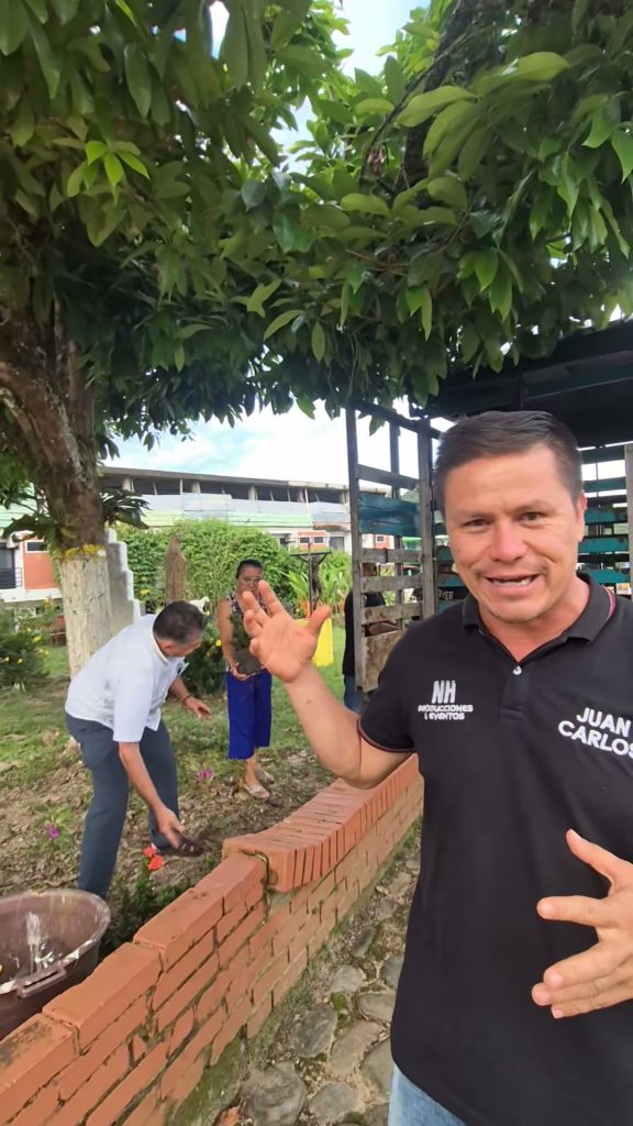 Parque del Templo Parroquial de San Luis de Gaceno: siembra de plantas en una jardinera