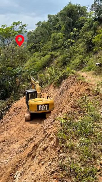 Retroexcavadora en la ladera de la vía Cumaral, en San Luis de Gaceno