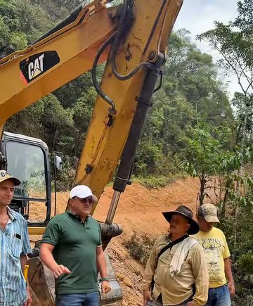 Habitantes y funcionarios junto a la retroexcavadora en la vía Cumaral de San Luis de Gaceno