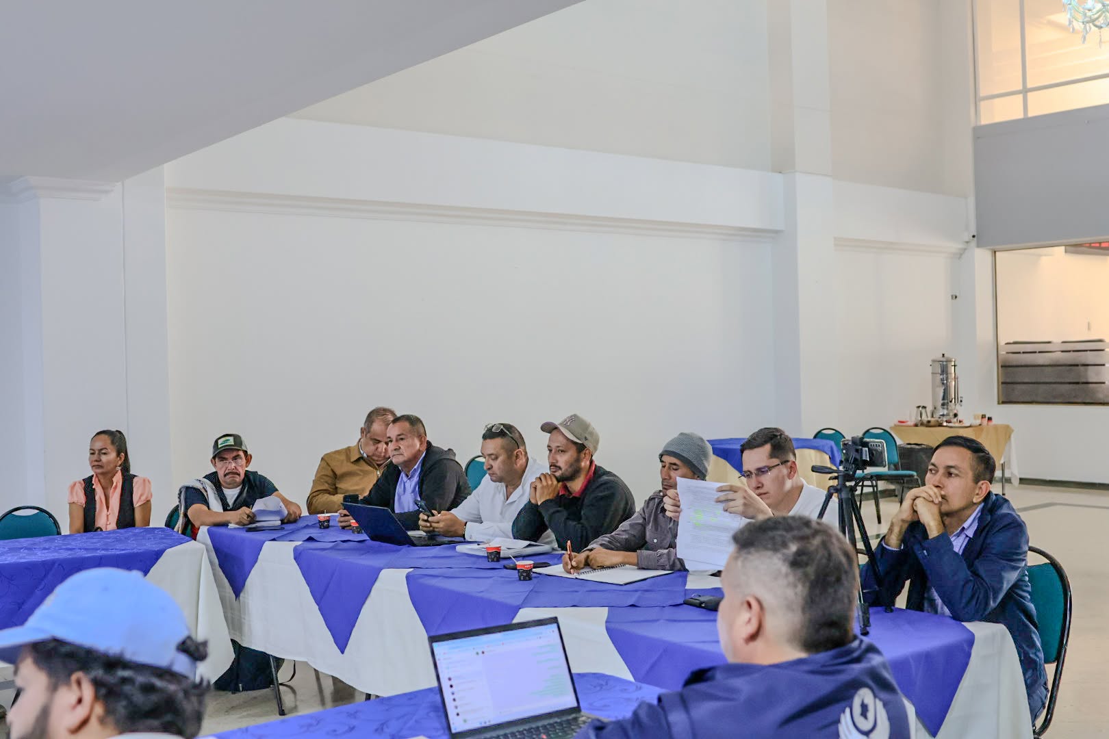 Voceros de las comunidades y funcionarios reunidos en la mesa de seguimiento