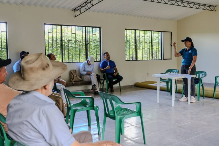 Habitantes de la vereda El Cairo escuchan la socialización del plan de medidores de agua en un salón comunal