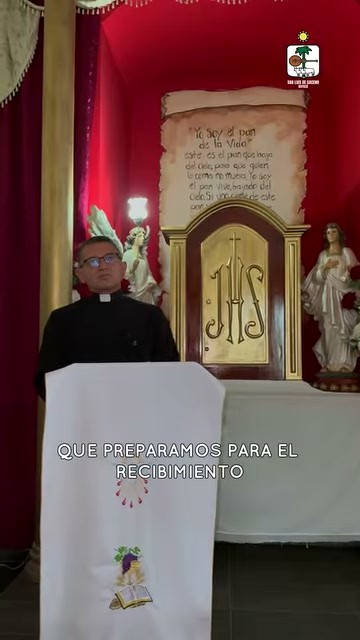 Sacerdote explica la Cuaresma frente al altar, en San Luis de Gaceno