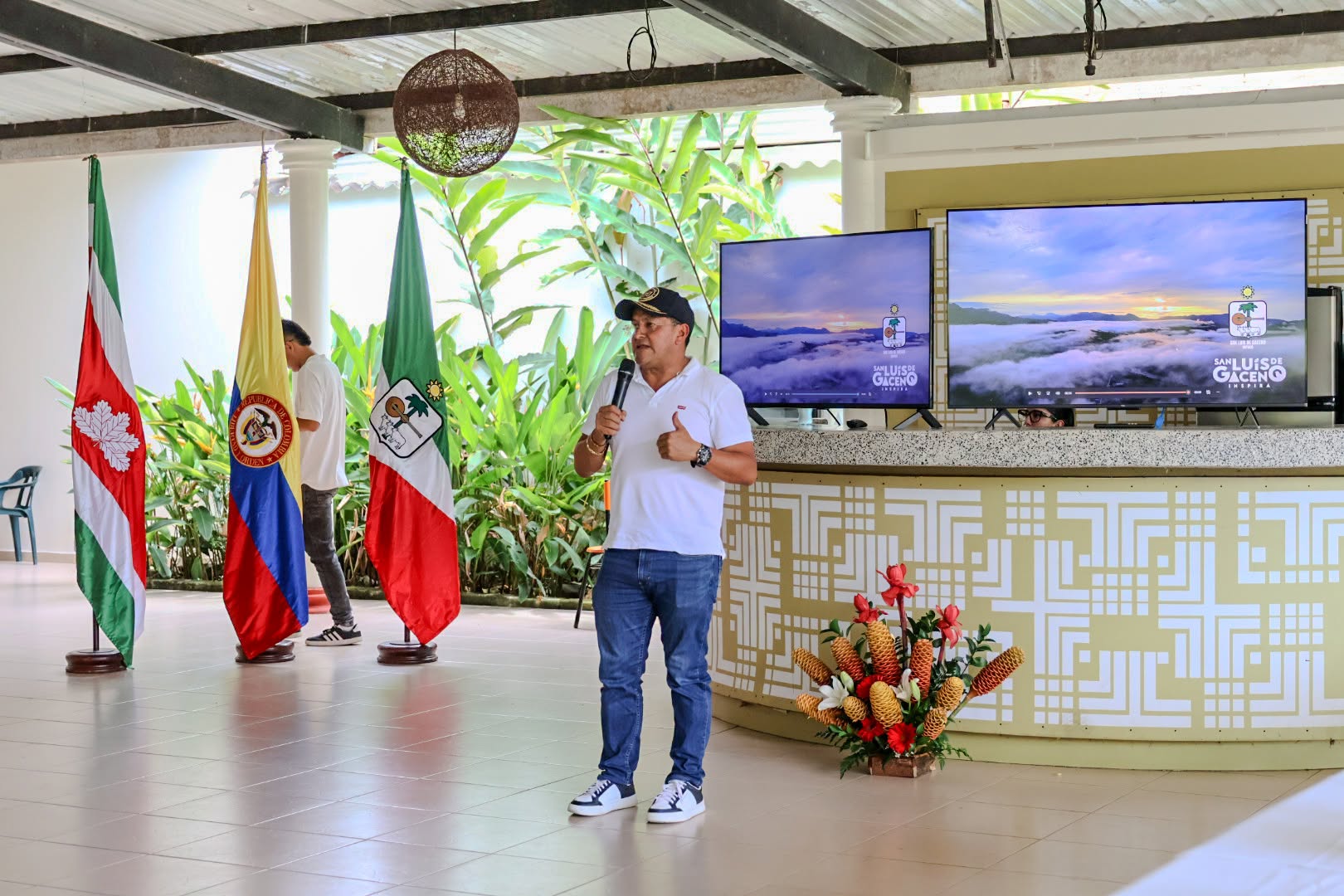 El alcalde Nelzon Garzón Chitiva presenta San Luis de Gaceno a la misión de Canarias, con el video de la Alcaldía en las pantallas