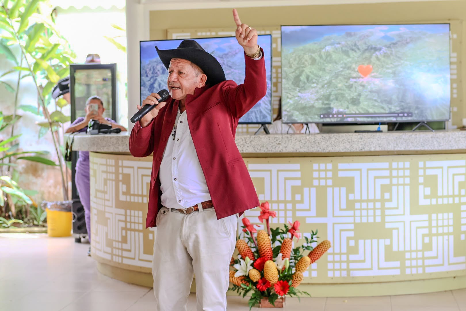 El cantante llanero Pablo Zárate se presenta ante la misión de Canarias en San Luis de Gaceno, con el video del municipio en las pantallas