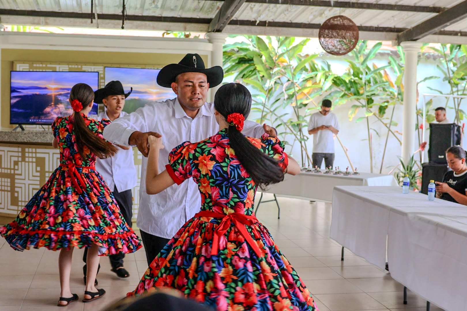 Parejas bailan joropo con trajes llaneros ante la misión de Canarias en San Luis de Gaceno