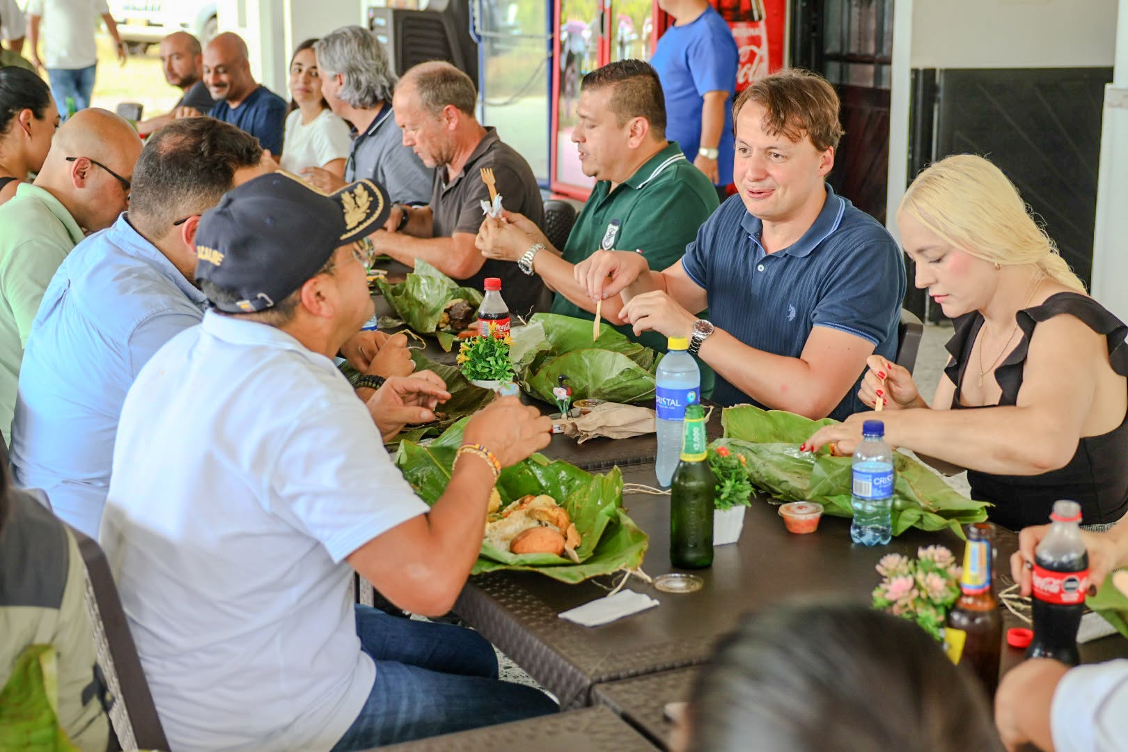 Yann Lods Joly, de la misión de Canarias, almuerza con otros asistentes en el Mirador Donde Lucho, en una comida servida en hojas