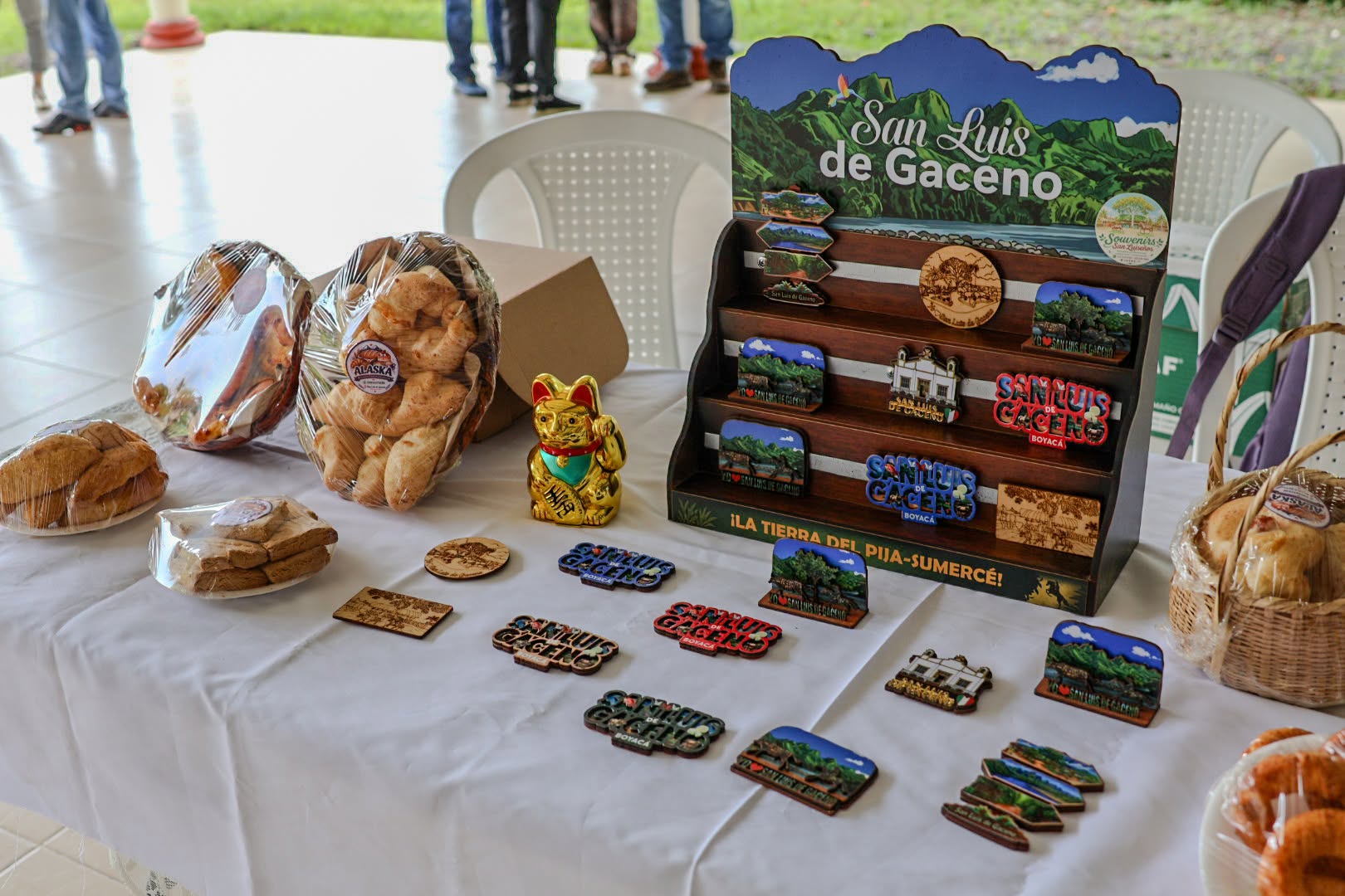 Amasijos de la Panadería Alaska e imanes de recuerdo de San Luis de Gaceno en la muestra para la misión de Canarias