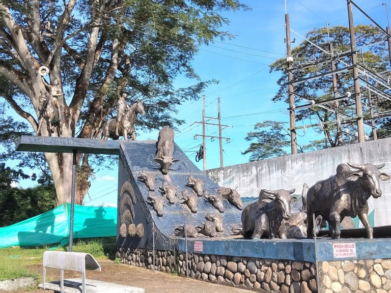 Monumento El paso en Barranca de Upía: esculturas de reses sobre una rampa de piedra, cerca del río Upía