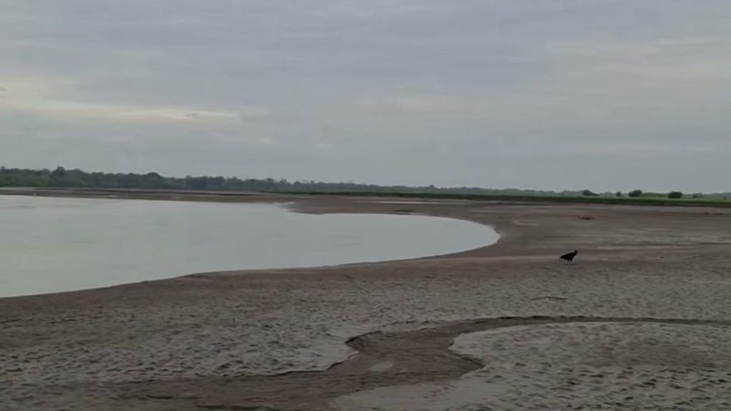 Playas de arena y cauce bajo en el nivel del río Upía frente a Santa Helena de Upía, en enero de 2026