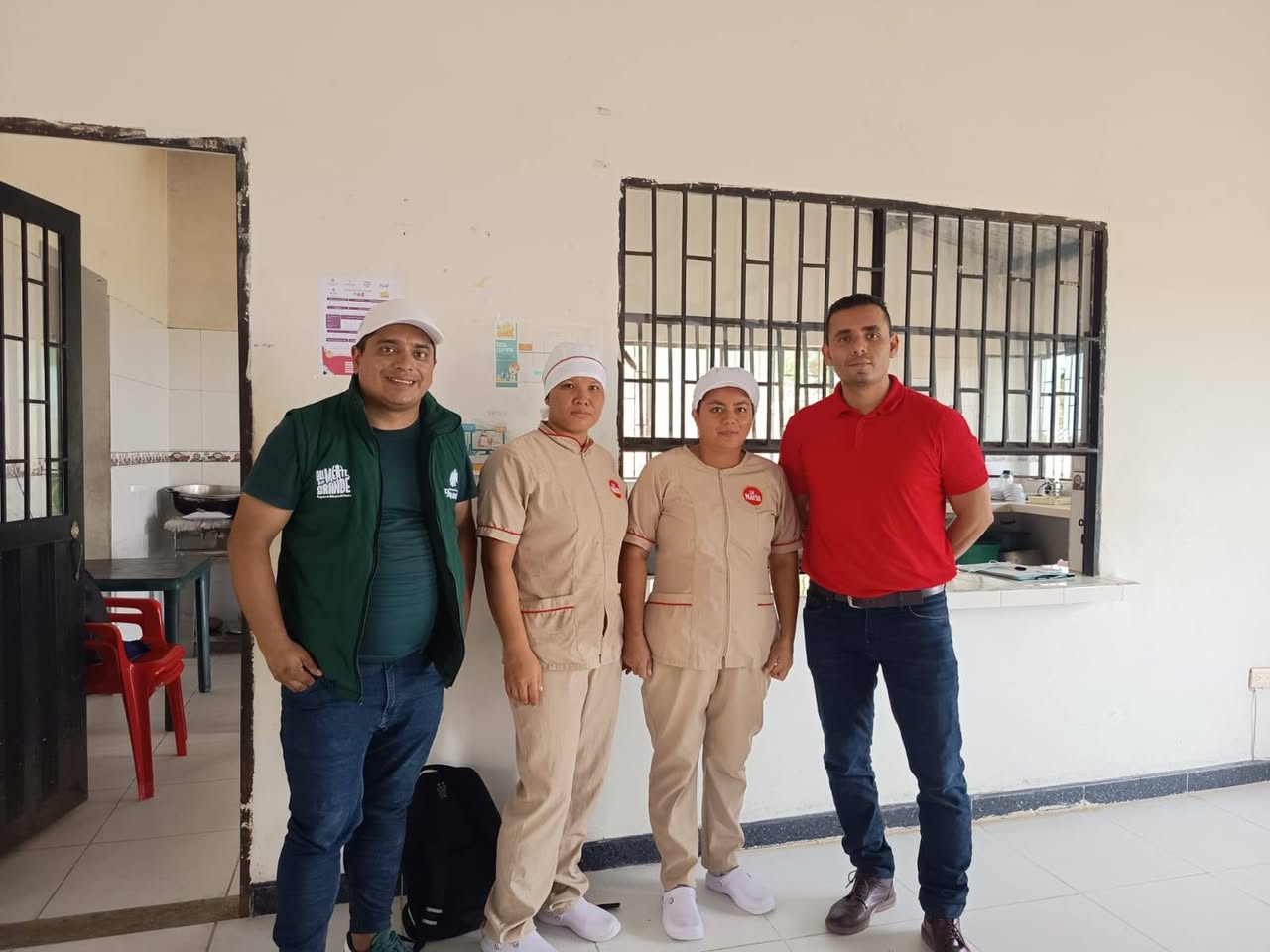 Manipuladoras de alimentos y asistentes a la visita del PAE en la IE Nueva Esperanza de San Luis de Gaceno