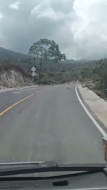 Carretera pavimentada y demarcada entre montañas, vista desde un vehículo, sobre la pavimentación Chámeza-Páez
