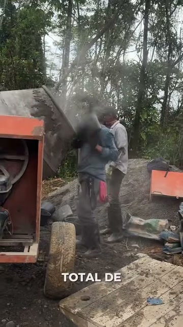 Obreros junto a la mezcladora en la obra de placa huella en La Dorada, San Luis de Gaceno
