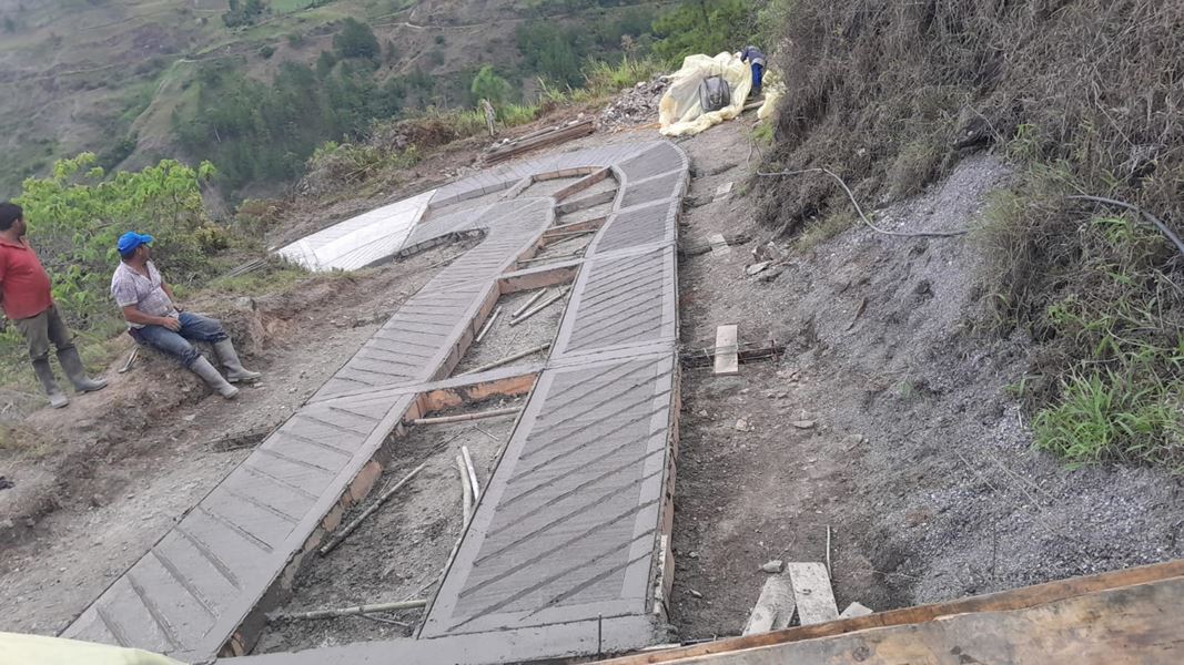 Trabajadores junto a la formaleta de una placa huella en la vereda Sigüique Guayabal, en Sutatenza